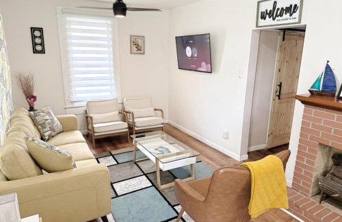 South Pensacola House | 2 BR Quaint Private Bungalow NR Downtown & Beaches