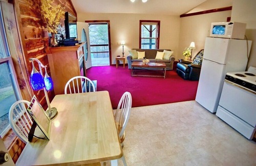 Eureka Springs Cabin | #2 Charming Cabin/Home - Giant Spa Tub, Family/Pet Friendly - Cedar Creek Cabins