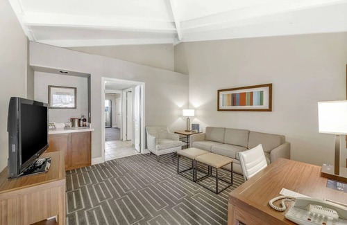 North Mountain Hotel | 2 Comfortable Resort Rooms in Mountain Resort w/Seven Pools & Water Slide