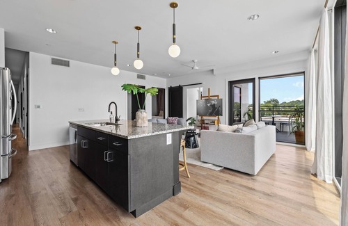 Eighth Avenue Condo | 2 Condos-8 Minutes to Broadway-Walkable-5 King