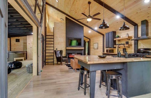 Rocky Grove Cabin | 2 Cozy Cabins Sleep 9, Great for Groups