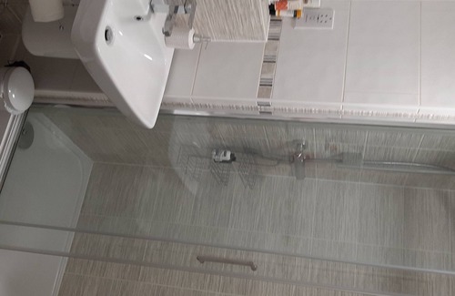 Ebbsfleet Valley Apartment | 2 Double rooms with 1 ensuite and 1 separate bathrooms plus kitchen and lounge.