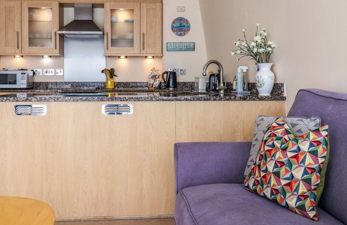 West Bay Cottage | 2 DRIFTWOOD, family friendly, country holiday cottage in West Bay