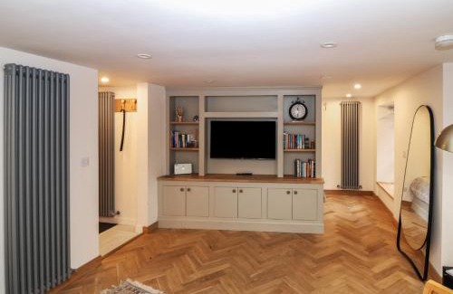 Melrose Apartment | 2 East Port