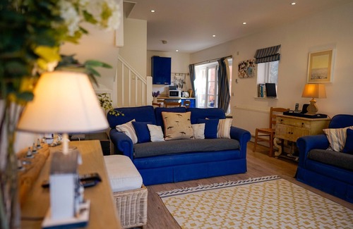Seaview Cottage | 2 Elgin House - a semi detached house that sleeps 6 guests in 3 bedrooms