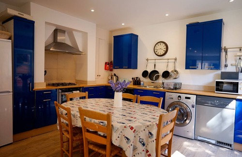 Seaview Cottage | 2 Elgin House - a semi detached house that sleeps 6 guests in 3 bedrooms
