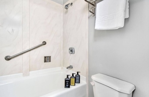 Downtown San Francisco Hotel | 2 Family-Friendly Units Cozy Room, Steps to Yerba Buena & Rooftop Pool in SF