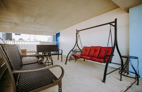 Clear Lake Shores Hotel | 2 Family Units | King Bed Room, Scottish Inn & Suites, Right off Route 146