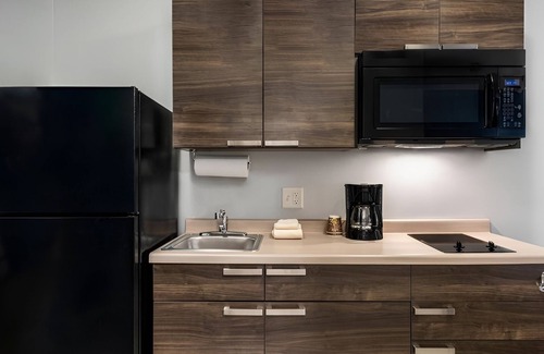 Ashwaubenon Hotel | 2 Fully Equipped Rooms with Kitchen In Green Bay - Minutes from Lambeau Field