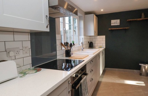 Saxmundham Cottage | 2 GREENSLEEVES, pet friendly, with open fire in Friston