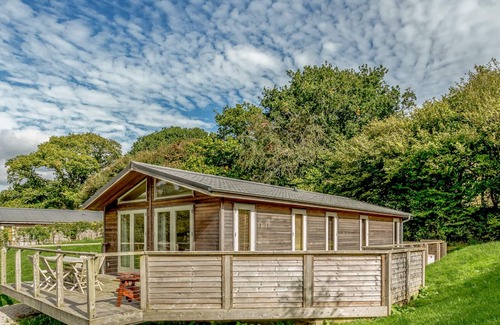 Looe House | 2 HEDGEROWS, family friendly, with hot tub in Lanreath