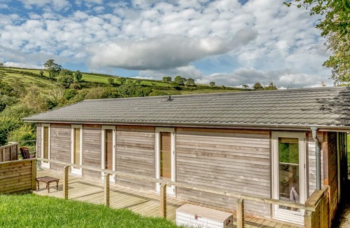 Looe House | 2 HEDGEROWS, family friendly, with hot tub in Lanreath