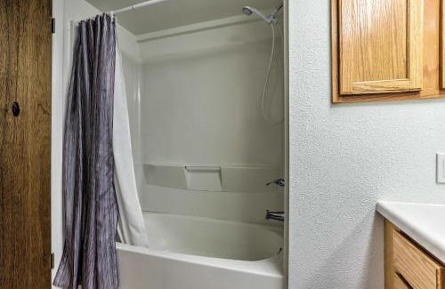 Lemoyne House | 2-Level Home with Deck half Mi to Lake McConaughy!