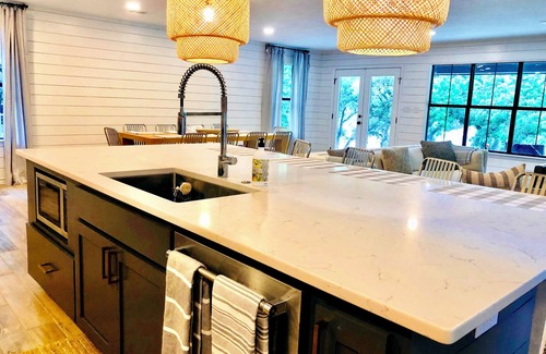 Burnet House | 2 Masters, 2 Living rooms, w/Paddleboards. Serene Waters.