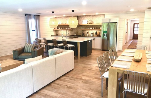 Burnet House | 2 Masters, 2 Living rooms, w/Paddleboards. Serene Waters.