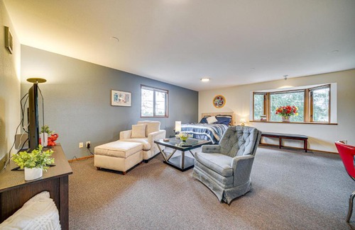Seattle Metro Area Apartment | 2 Mi to Burien Peaceful Studio with Deck!