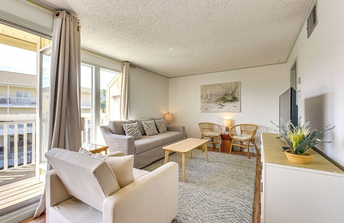 Holiday Isle Condo | 2 Mi to HarborWalk Village: Cozy Condo w/Balcony