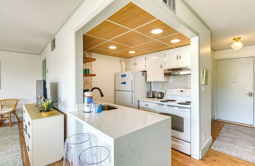 Holiday Isle Condo | 2 Mi to HarborWalk Village: Cozy Condo w/Balcony