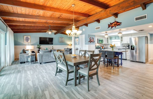 Homosassa House | 2 Mi to Homosassa Springs: Riverfront Home w/Dock
