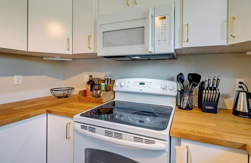 Des Moines Apartment | 2 Mi to Saltwater State Park: Home in Des Moines