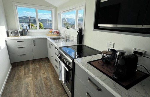 Kaka Point House | 2 minute walk to the beach.