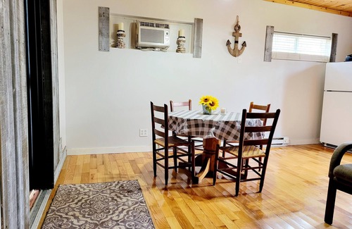 Benton Cottage | 2 minutes from Jonathan's Creek boat ramp! Lake view. Family vacation