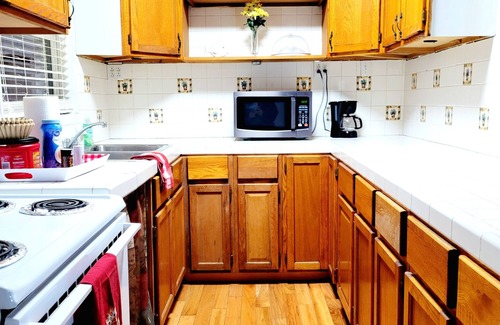 Benton Cottage | 2 minutes from Jonathan's Creek boat ramp! Lake view. Family vacation