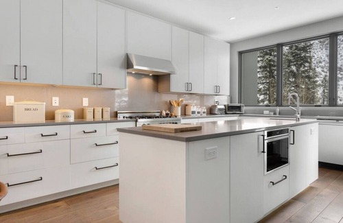 Vail House | 2 minutes to skiing and 5 minutes to golfing. Private Vail home!