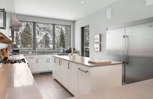 Vail House | 2 minutes to skiing and 5 minutes to golfing. Private Vail home!