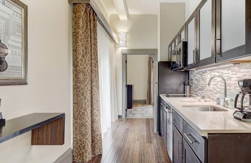 Downtown Baltimore Hotel | 2 Pet-Friendly Suites w/Kitchen for Extended Stays – Central Location