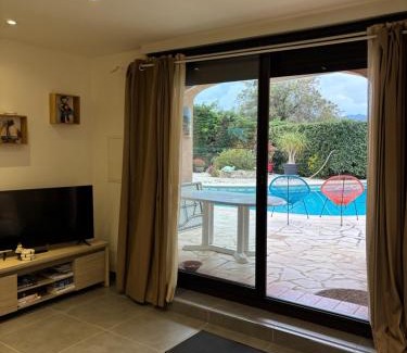 La Roquette-sur-Siagne Apartment | 2 pièces dans villa avec piscine parking à 10 mins de Cannes