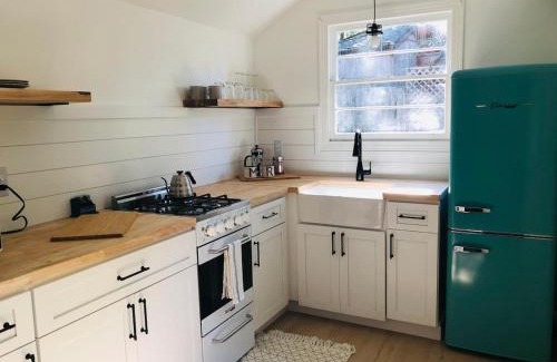 Glen Ellen House | 2 Queen Beds, Dog Friendly, Fenced in Yard