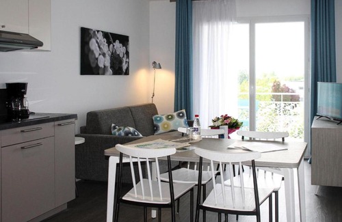 Jonzac Apartment | 2-room flat in the residence Les Coteaux de Jonzac with balcony
