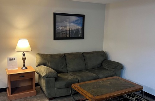 Lyndon Center Hotel | 2 room suite with kitchen at The Lodge at Great Falls