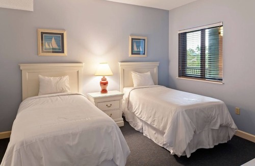 Hilton Head Resort | 2 Rooms: 3BR Condo w/Pool, Tennis, Kitchen and Easy Access to Local Restaurant