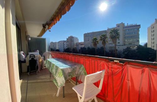 Cannes Apartment | 2 rooms facing south 300m from the Croisette LIVE IN LE BOSQUET