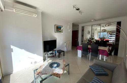 Cannes Apartment | 2 rooms facing south 300m from the Croisette LIVE IN LE BOSQUET