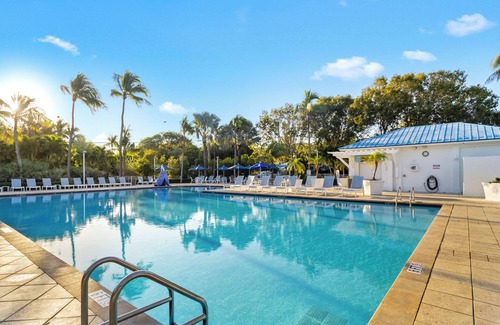 Tavernier Apartment | 2 Spacious Suites w/Full Kitchens! Enjoy Outdoor Swimming Pool & Beach Access!