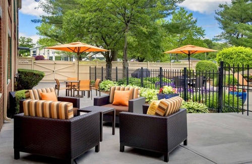 Woburn House | 2 Spacious Units! FREE Parking, Pets Allowed, Close to Burlington Mall!