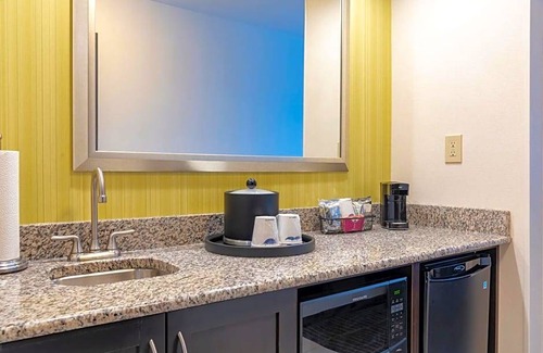 Saginaw Hotel | 2-Star Hotel ∙ Hampton Inn & Suites Saginaw