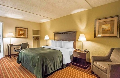 Disston Heights Hotel | 2-Star Hotel ∙ Quality Inn & Suites At Tropicana Field