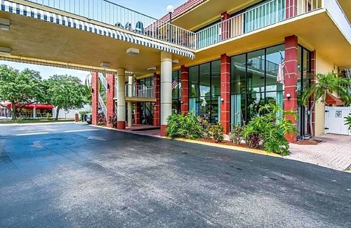 Disston Heights Hotel | 2-Star Hotel ∙ Quality Inn & Suites At Tropicana Field
