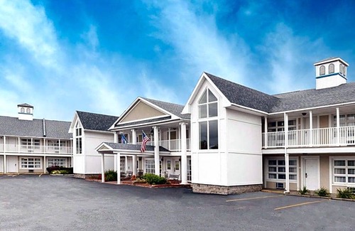 St Ignace Hotel | 2-Star Hotel ∙ Baymont by Wyndham St. Ignace Lakefront