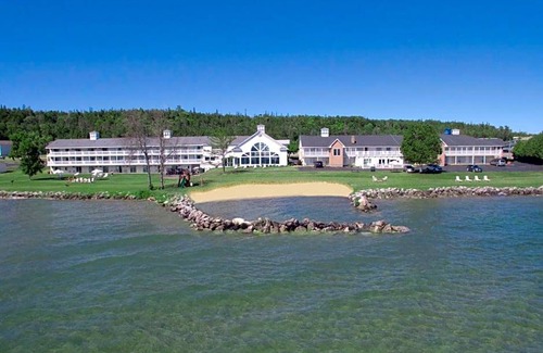 St Ignace Hotel | 2-Star Hotel ∙ Baymont by Wyndham St. Ignace Lakefront