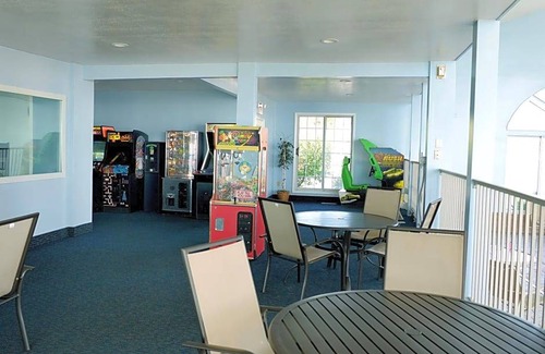 St Ignace Hotel | 2-Star Hotel ∙ Baymont by Wyndham St. Ignace Lakefront