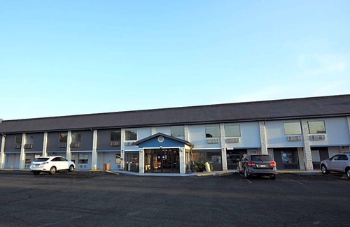 Pine Grove Hotel | 2-Star Hotel ∙ Baymont by Wyndham Pine Grove
