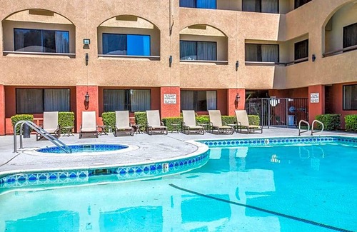 Ontario Hotel | 2-Star Hotel ∙ Baymont by Wyndham Ontario