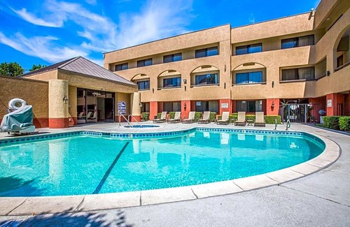 Ontario Hotel | 2-Star Hotel ∙ Baymont by Wyndham Ontario