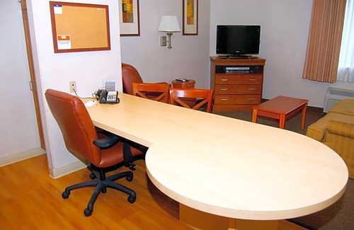 Elkhart Hotel | 2-Star Hotel ∙ Candlewood Suites Elkhart, an IHG Hotel