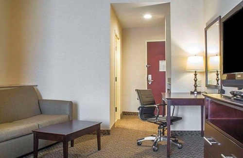Cicero Hotel | 2-Star Hotel ∙ Comfort Suites Cicero - Syracuse North